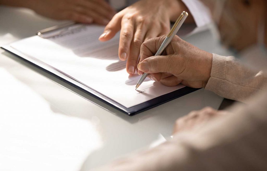  persona firmando carta de terminación de contrato de arrendamiento